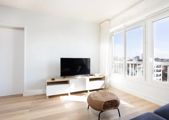 Renovated Apartment Metro, Parking Included, Near Porte Versaille